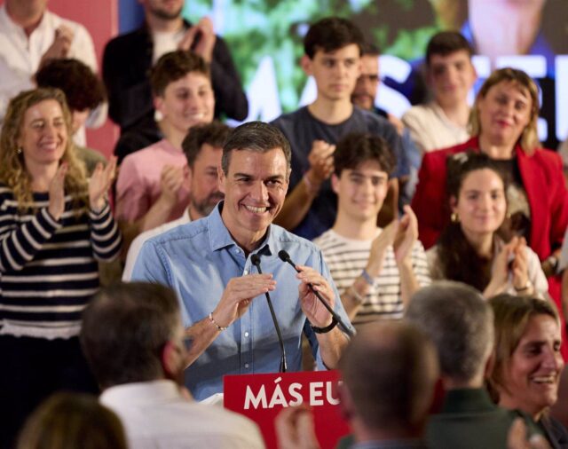 Sánchez atisba la remontada al PP y reprocha a Abascal su foto con Netanyahu que le "anima a continuar la masacre"