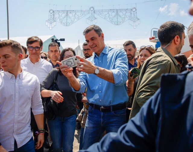 Sánchez visita por sorpresa la Feria de Abril de Catalunya en Barcelona