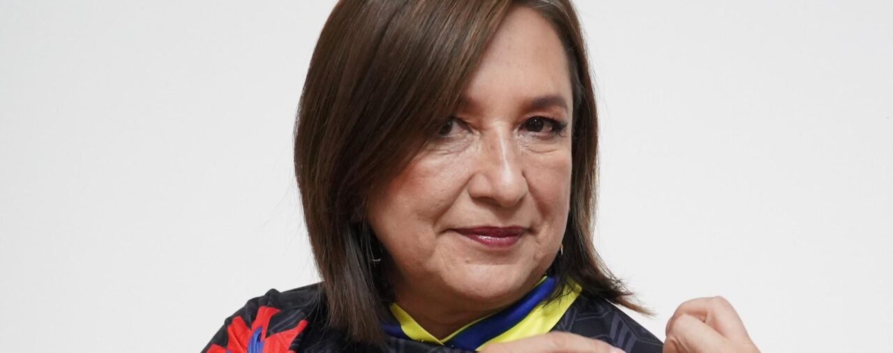 Xóchitl Gálvez cumple apuesta y se pone la playera del América