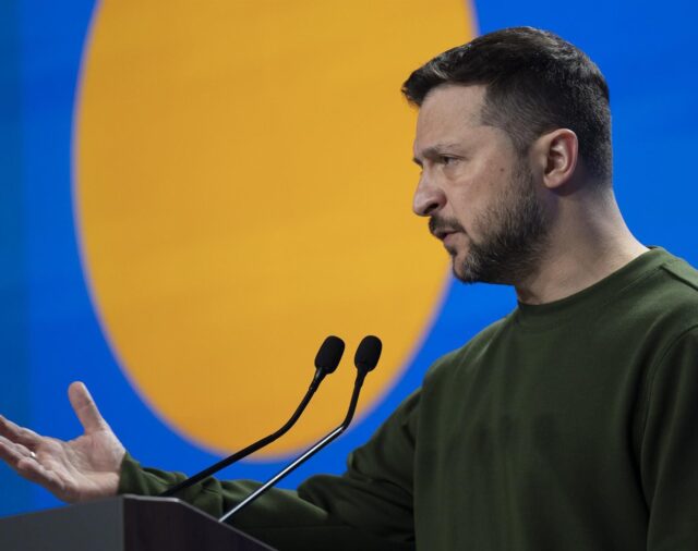 Zelenski reprocha a sus socios que "el anuncio de nuevos paquetes" no basta y pide que envíen armas a Ucrania