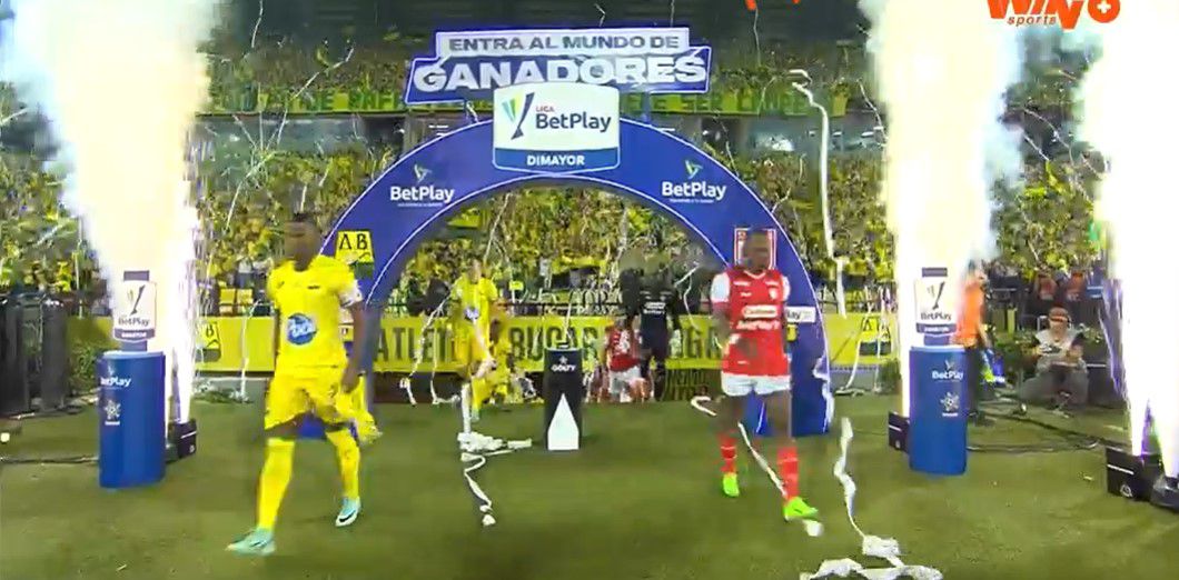 Atletico Bucaramanga e Independiente Santa Fe salen al campo de juego para el partido de ida en el estadio Alfonso López - crédito Win Sports