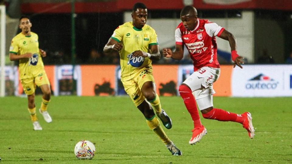 Atlético Bucaramanga e Independiente Santa Fe disputan el primer partido de la final del fútbol colombiano en el estadio Alfonso López - crédito @SantaFe/X