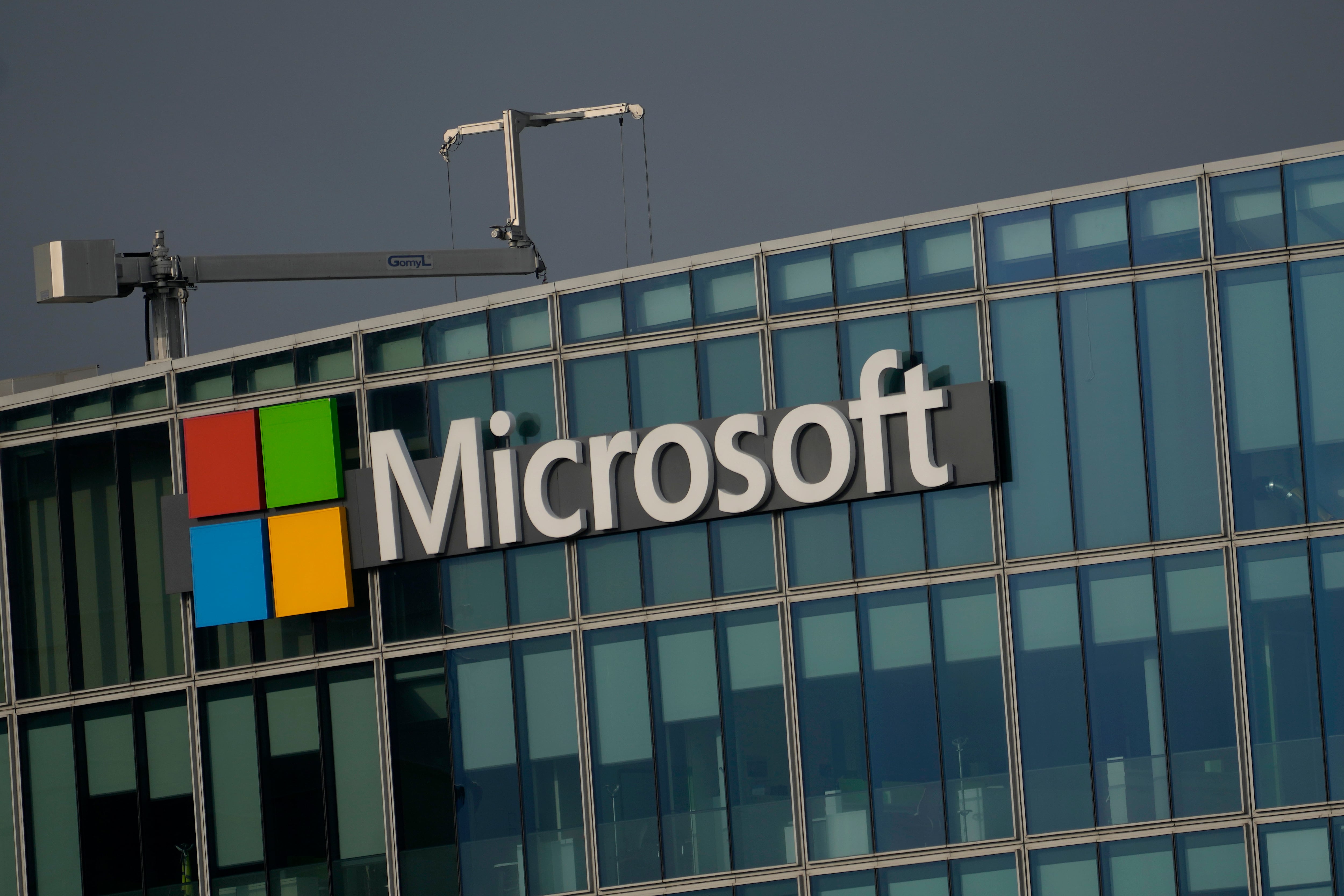 El logotipo de Microsoft se ve ante su sede en Francia (AP Foto/Thibault Camus, Archivo)