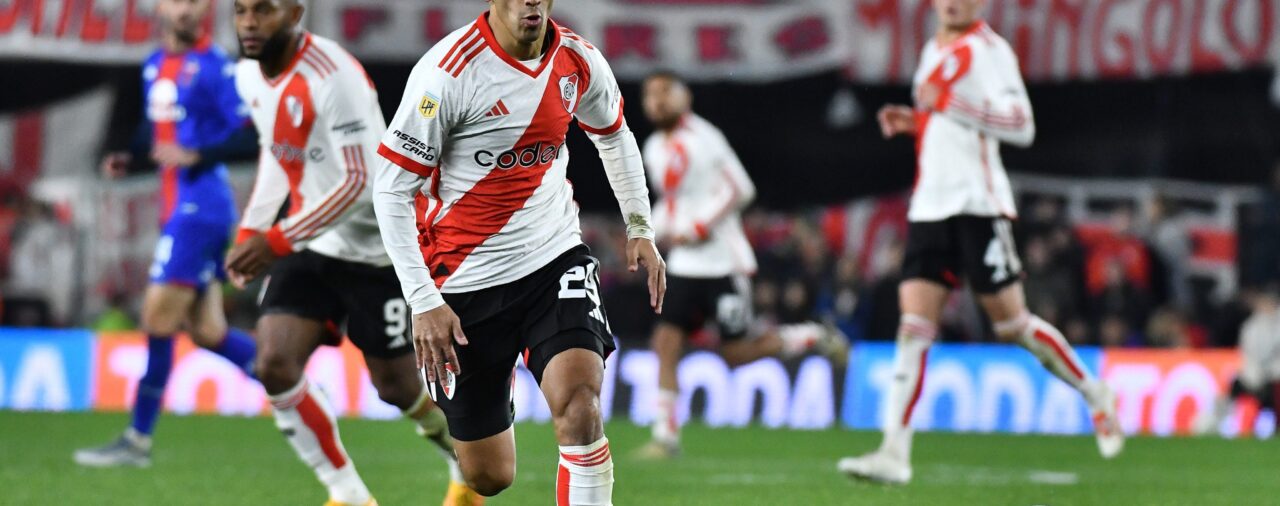 Con tres goles de Miguel Borja, River superó 3-1 a Tigre y se acercó a la cima de la Liga Profesional