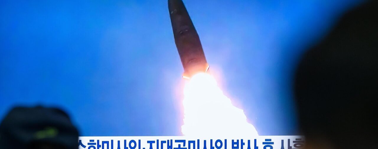 Corea del Norte lanza un misil balístico hacia el mar de Japón