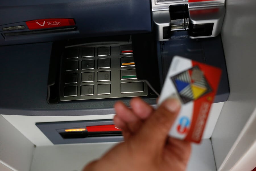 No acepte ayuda de personas desconocidas a la hora de ir a retirar dinero en efectivo a un cajero electrónico - crédito Colprensa