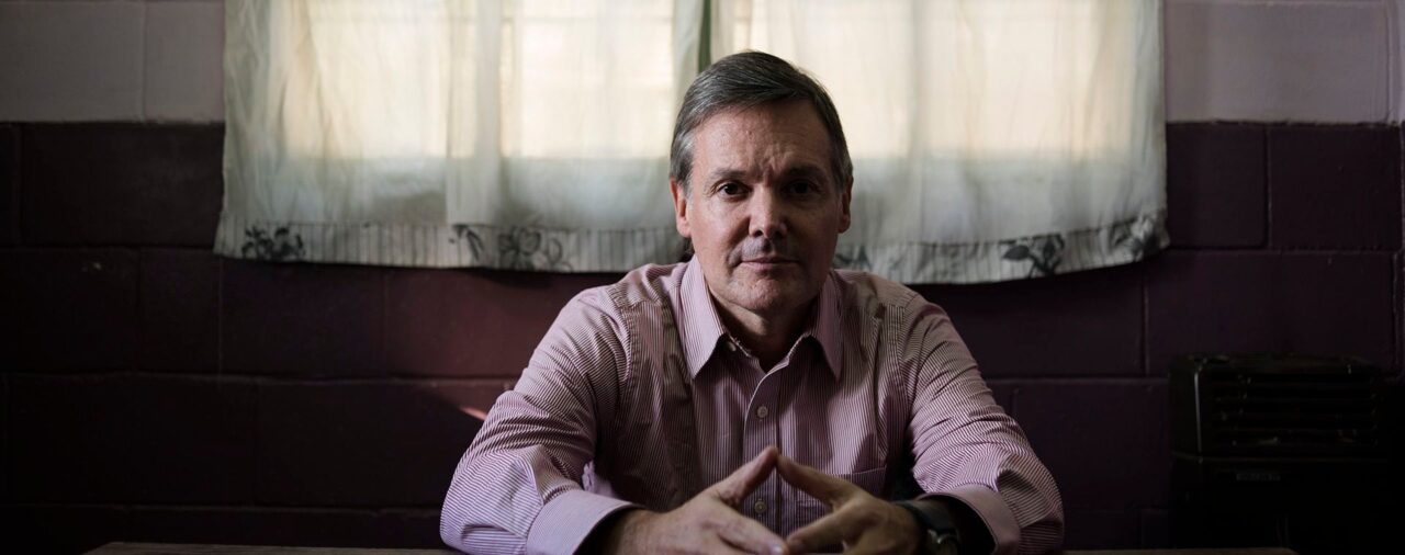 De las fotos con Lady Gaga a vivir aterrado en prisión: el presente del perfumista que mató de 74 puñaladas a su mujer