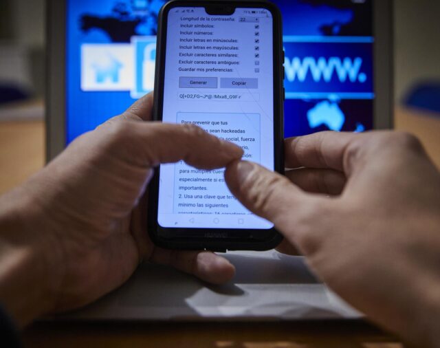 El 60% de los españoles muestra preocupación por el uso de la IA en noticias relevantes, según Digital News Report 2024