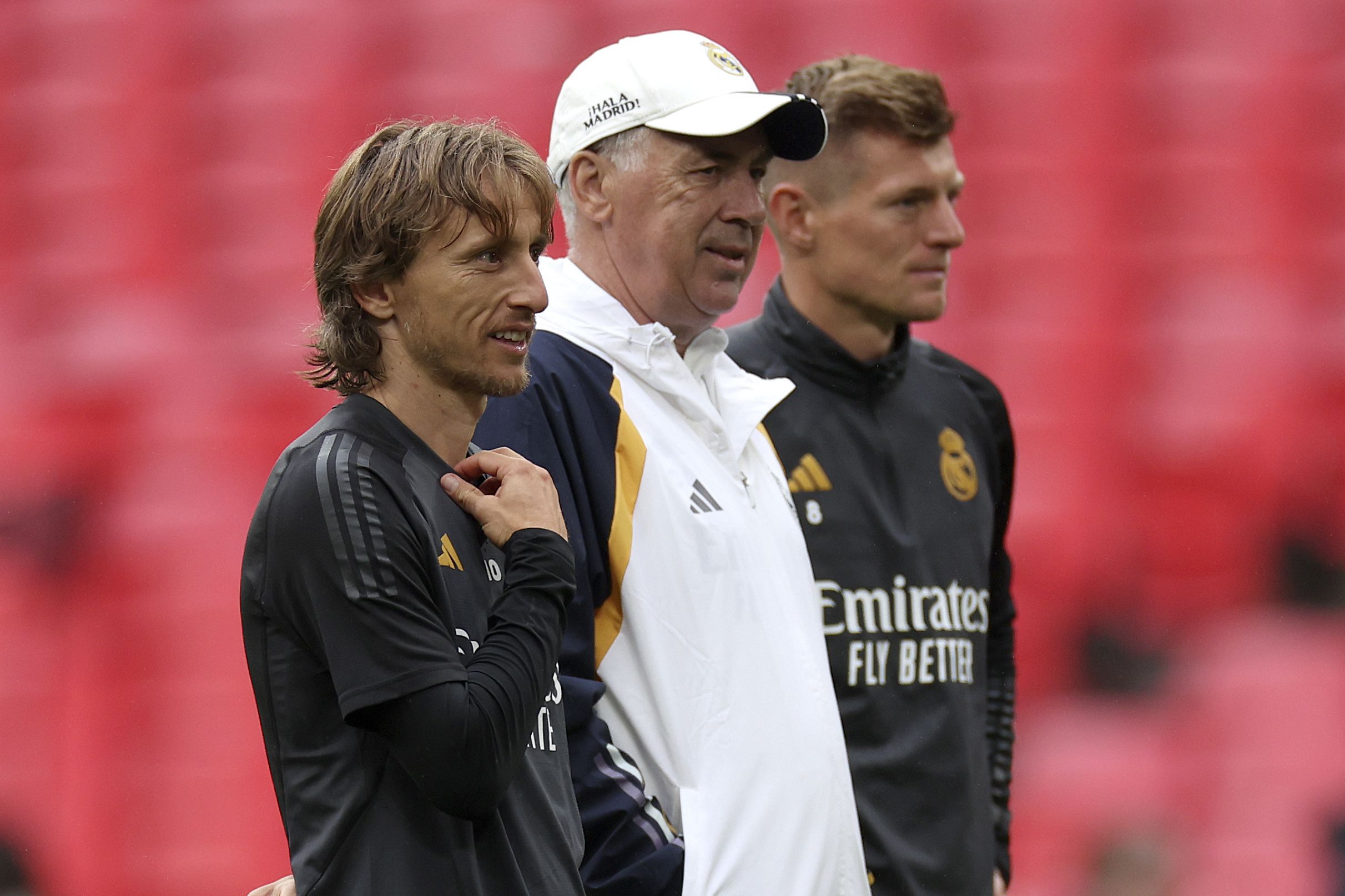 Luka Modric y Toni Kroos, junto al técnico del Real Madrid, Carlo Ancelotti (AP Foto/Ian Walton)
