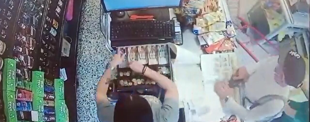 En video quedó registrado violento atraco a una tienda de barrio en Bogotá: ladrón no quiso llevarse las monedas