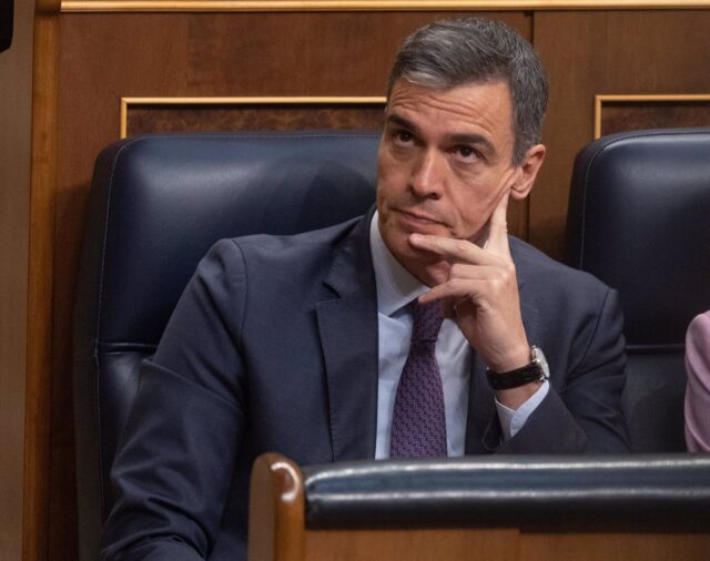 Feijóo y Abascal interrogarán mañana a Sánchez en el Congreso por sus planes tras las investigaciones a su entorno