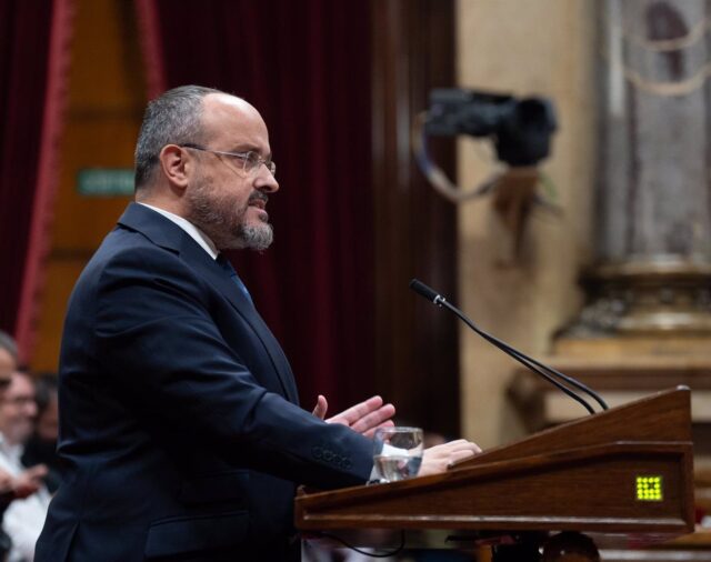 Fernández (PP) cree que el PSC lidera el 'procés' tras el acuerdo para que Puigdemont vote desde el extranjero