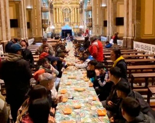 La foto de un comedor en la Catedral Metropolitana generó malestar en la Iglesia con sectores del kirchnerismo