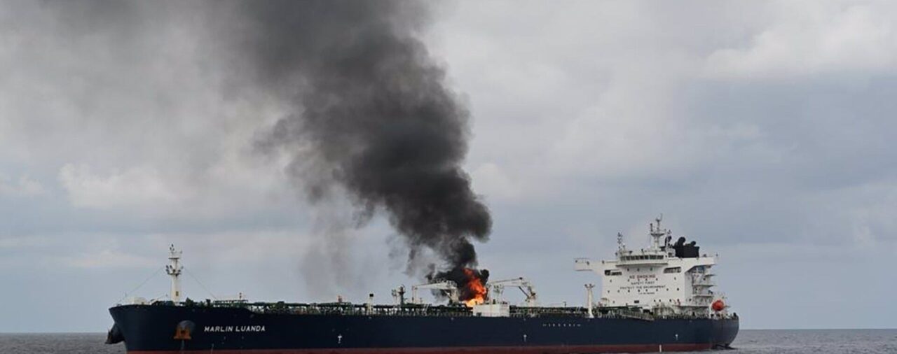 Los hutíes reclaman un ataque contra un carguero en el mar Arábigo con un "nuevo misil balístico"