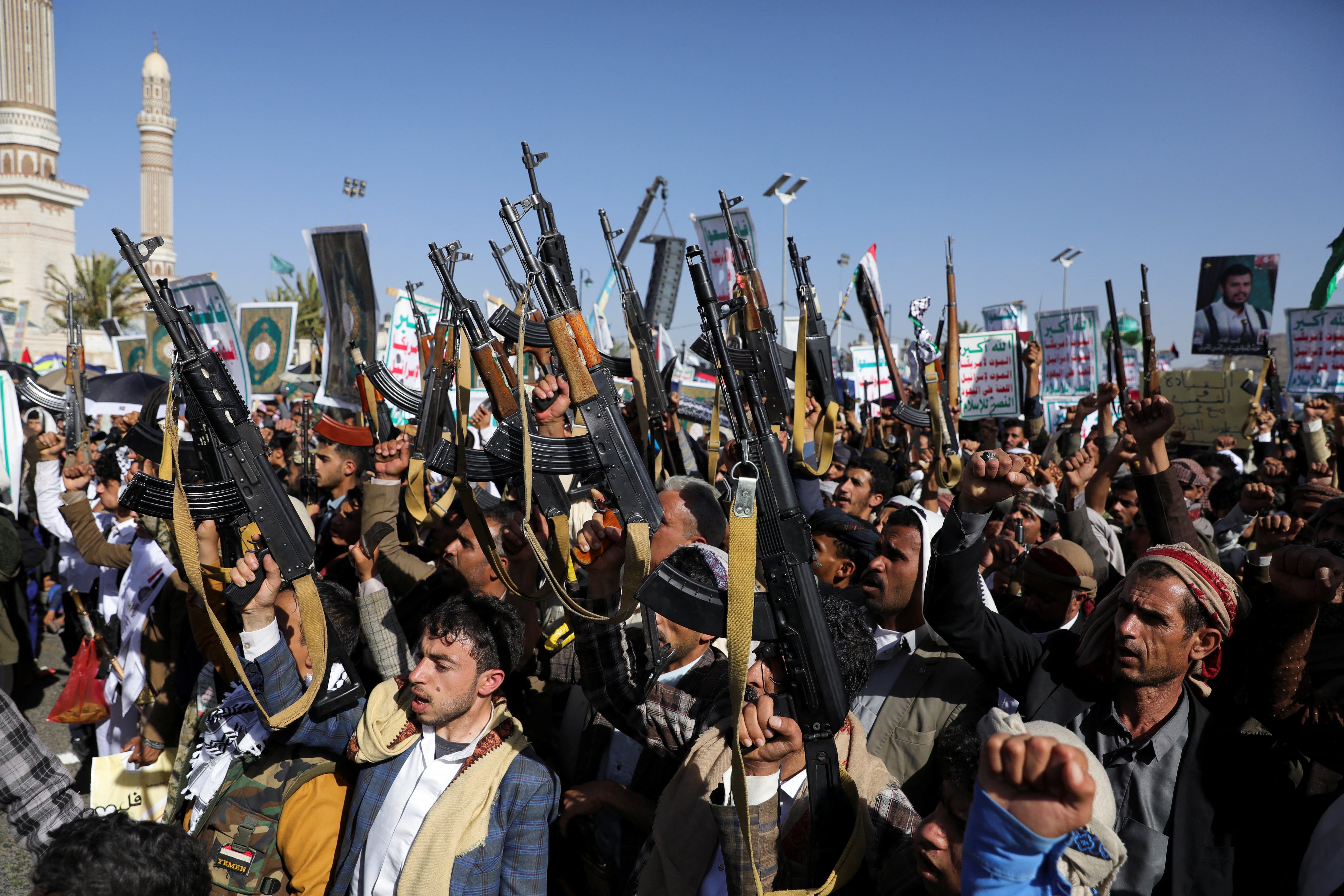 Manifestantes, en su mayoría partidarios de los hutíes, se concentran para mostrar su solidaridad con los palestinos en Saná, Yemén, el 7 de junio de 2024 (REUTERS/Khaled Abdullah)