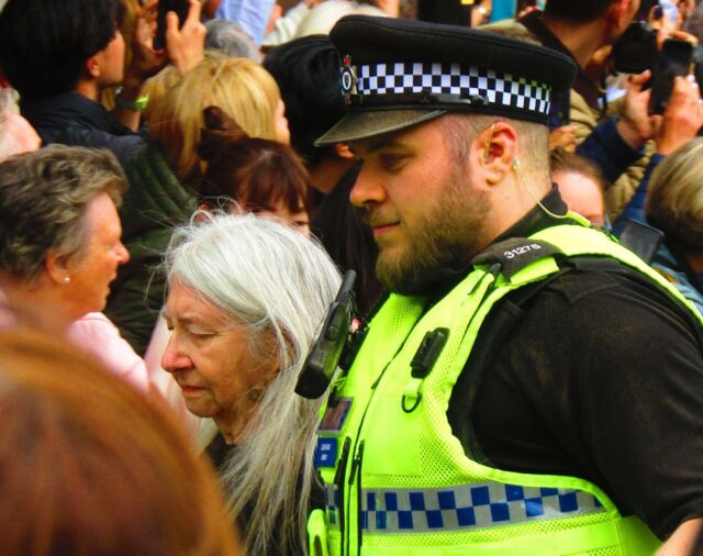 Manifestantes interrumpieron la boda del Duque de Westminster con humo naranja