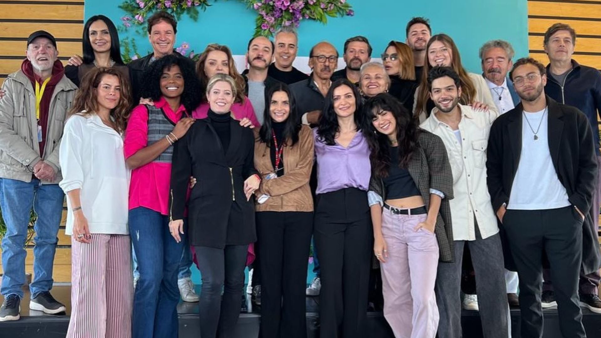 Natalia Ramírez junto al elenco completo de Betty, la fea