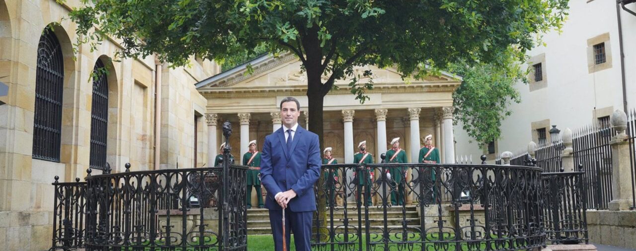 Pradales asume su cargo como sexto Lehendakari de la democracia tras jurar ante el Árbol de Gernika