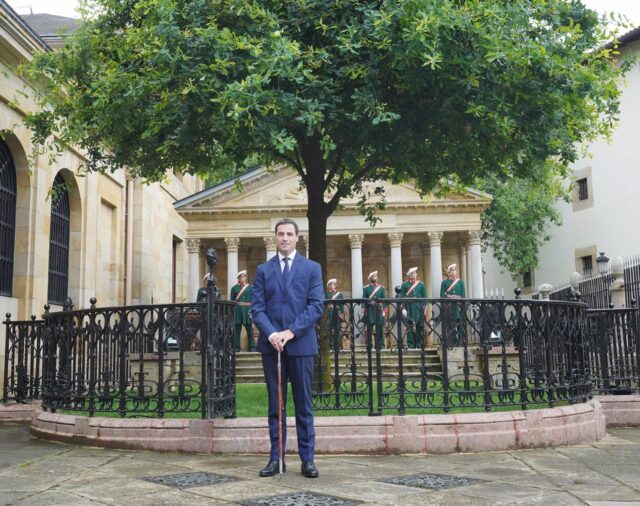 Pradales asume su cargo como sexto Lehendakari de la democracia tras jurar ante el Árbol de Gernika