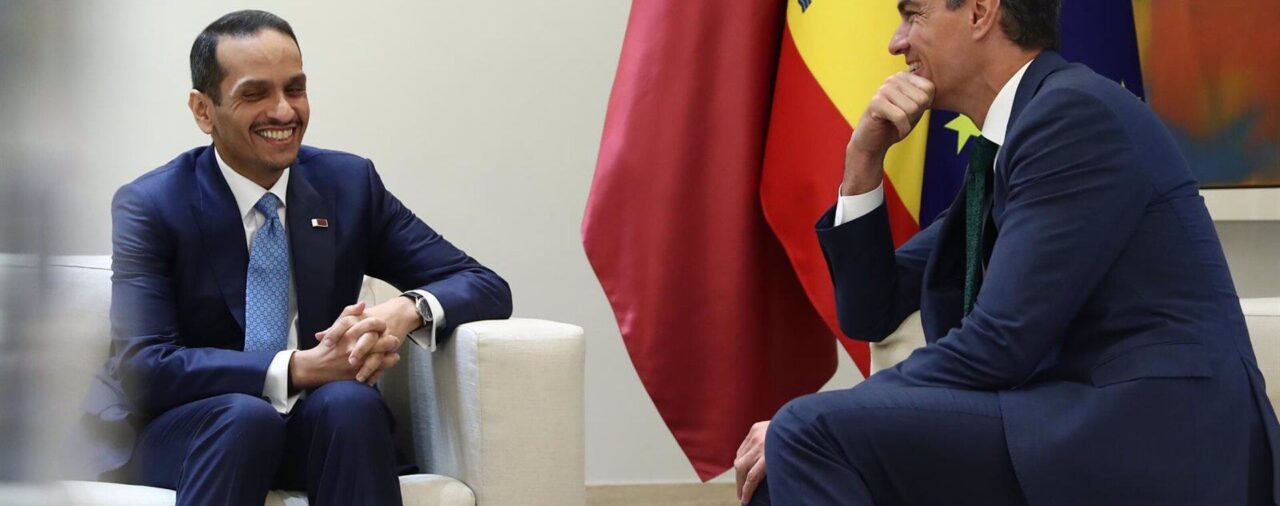 Sánchez recibe al primer ministro de Qatar y aboga por la colaboración euro-árabe para la paz en Oriente Próximo