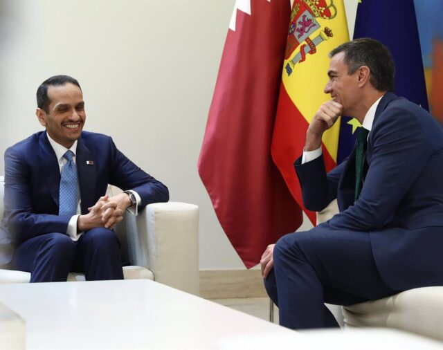 Sánchez recibe al primer ministro de Qatar y aboga por la colaboración euro-árabe para la paz en Oriente Próximo
