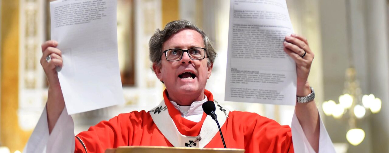 Un obispo defendió el rol de la Iglesia en medio de las críticas por los cánticos partidarios en las misas