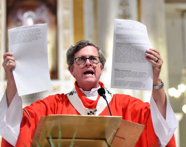 Un obispo defendió el rol de la Iglesia en medio de las críticas por los cánticos partidarios en las misas