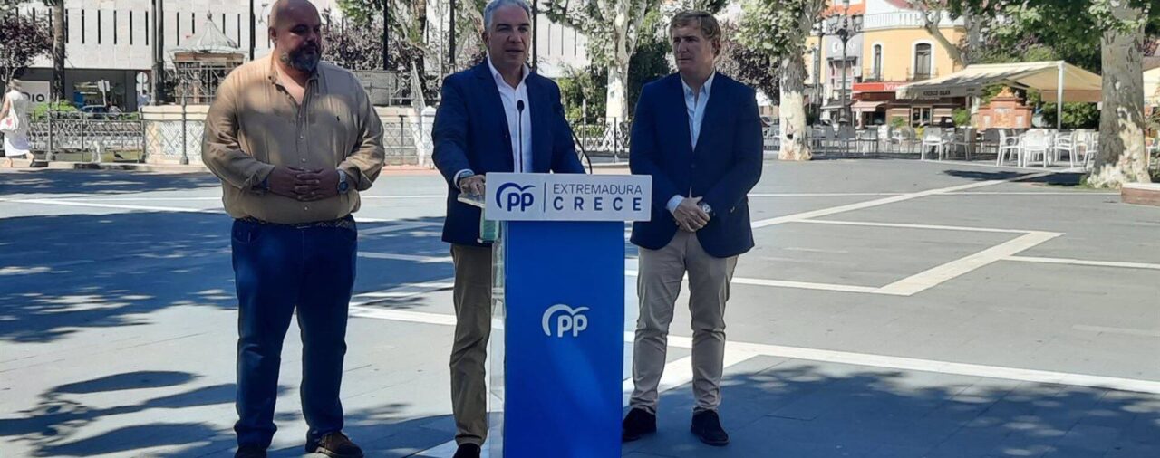 Bendodo apunta que "la corrupción del sanchismo va desde La Moncloa hasta Badajoz pasando por Portugal"