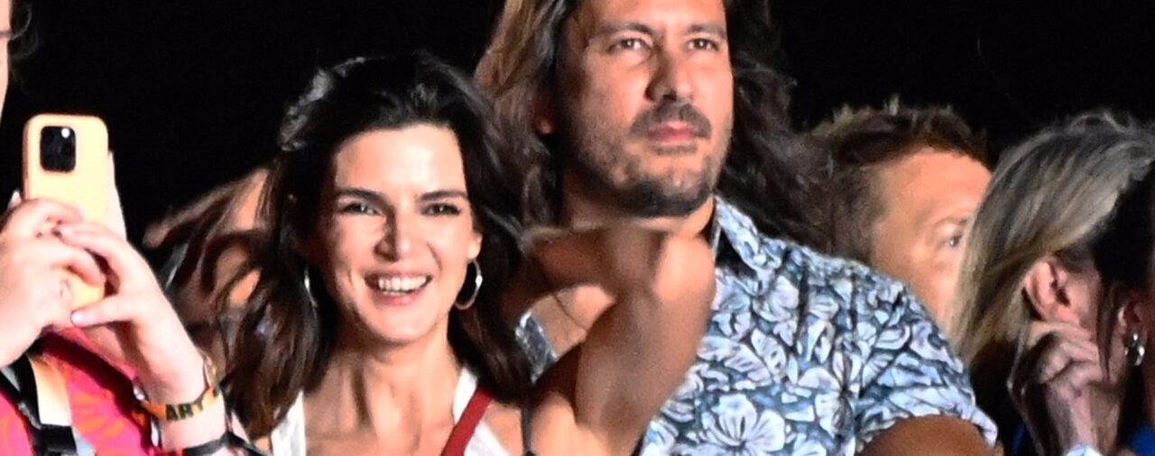 Clara Lago y su novio, José Lucena, comparten risas y complicidad en una noche muy especial