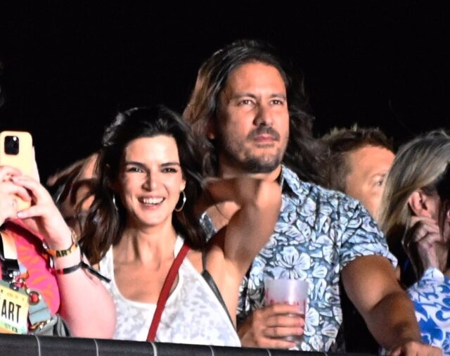 Clara Lago y su novio, José Lucena, comparten risas y complicidad en una noche muy especial