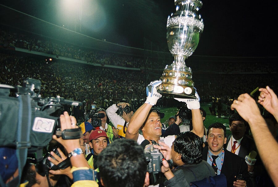 Óscar Córdoba levantando la Copa América en el Estadio El Campín en el 2001 - crédito / Colprensa