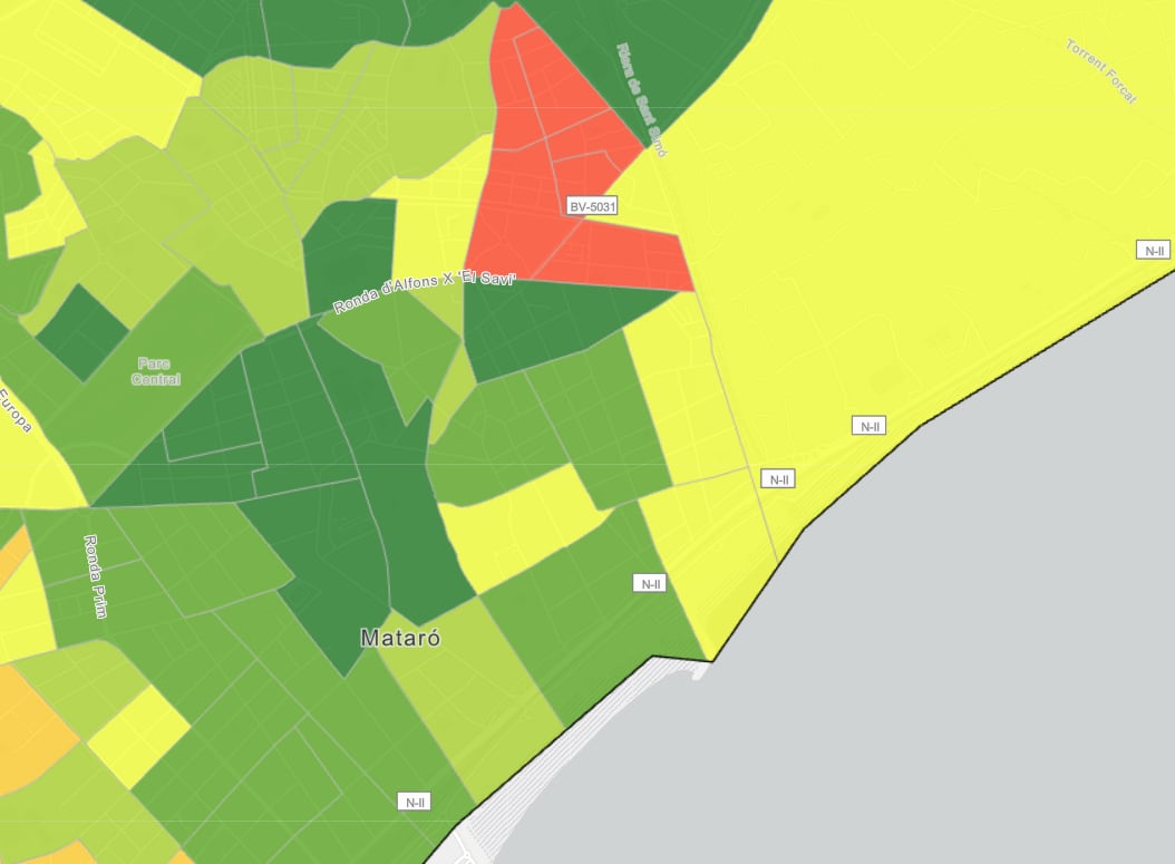 Distribución de la renta en los hogares de Mataró. En rojo, las zonas con menos de 7.500 euros de media por hogar, coinciden con la ubicación del barrio de Rocafonda (Instituto Nacional de Estadística)