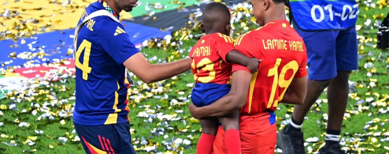 De dónde es la bandera azul y roja con la que Lamine Yamal celebró la victoria de España en la Eurocopa