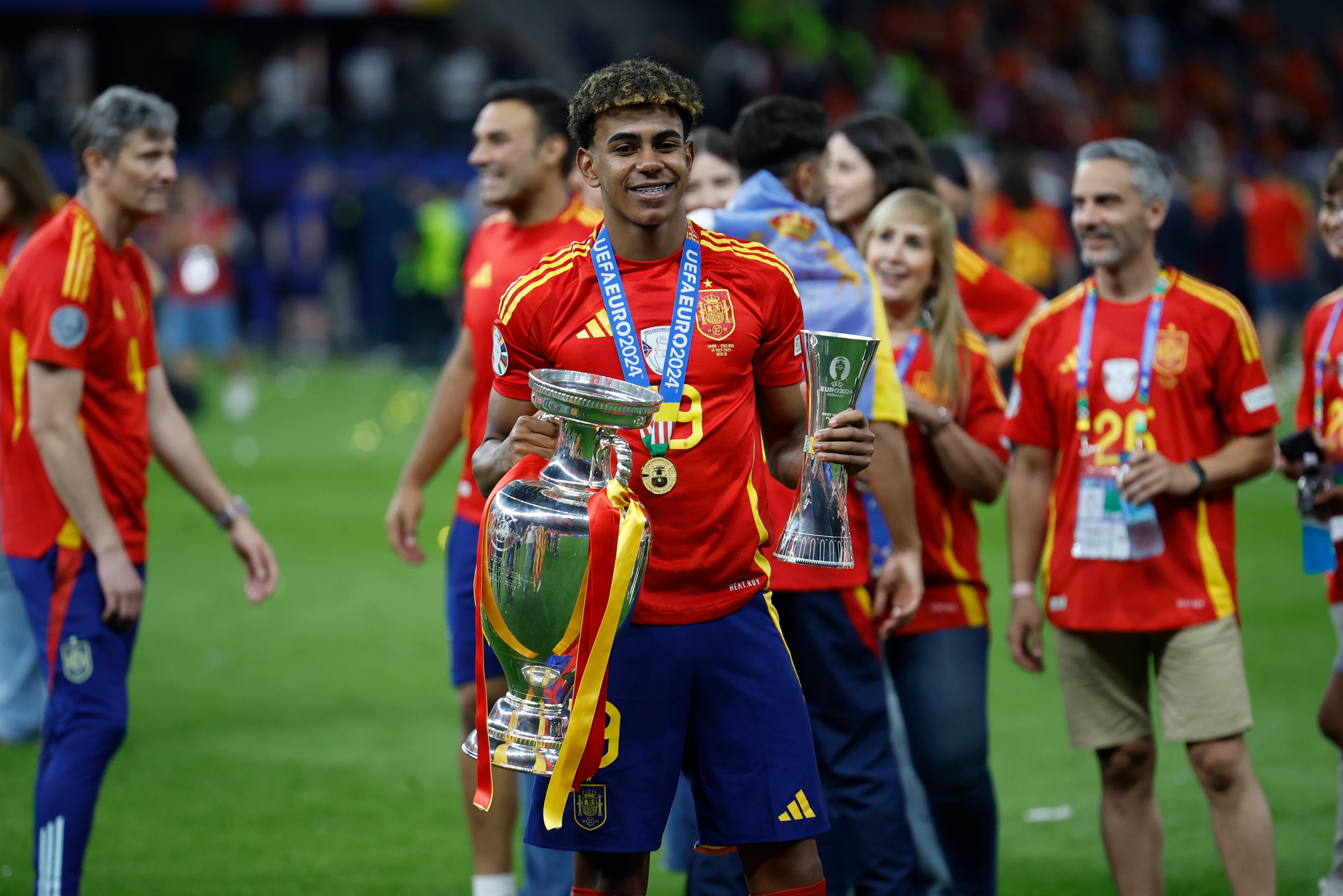 Lamine Yamal con el trofeo de la Eurocopa (Alberto Estévez, EFE) 