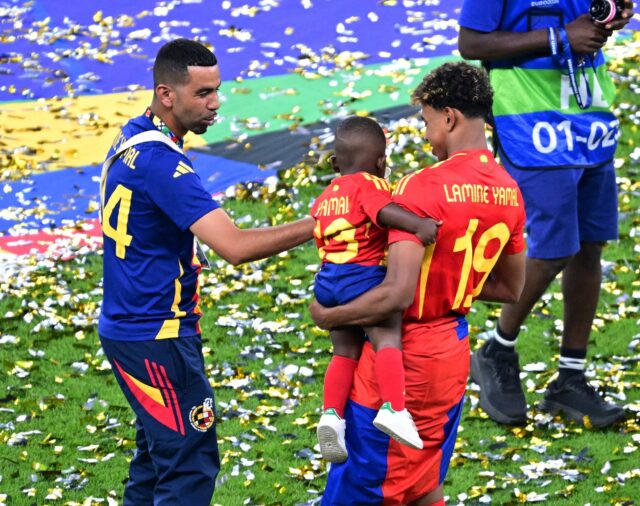 De dónde es la bandera azul y roja con la que Lamine Yamal celebró la victoria de España en la Eurocopa