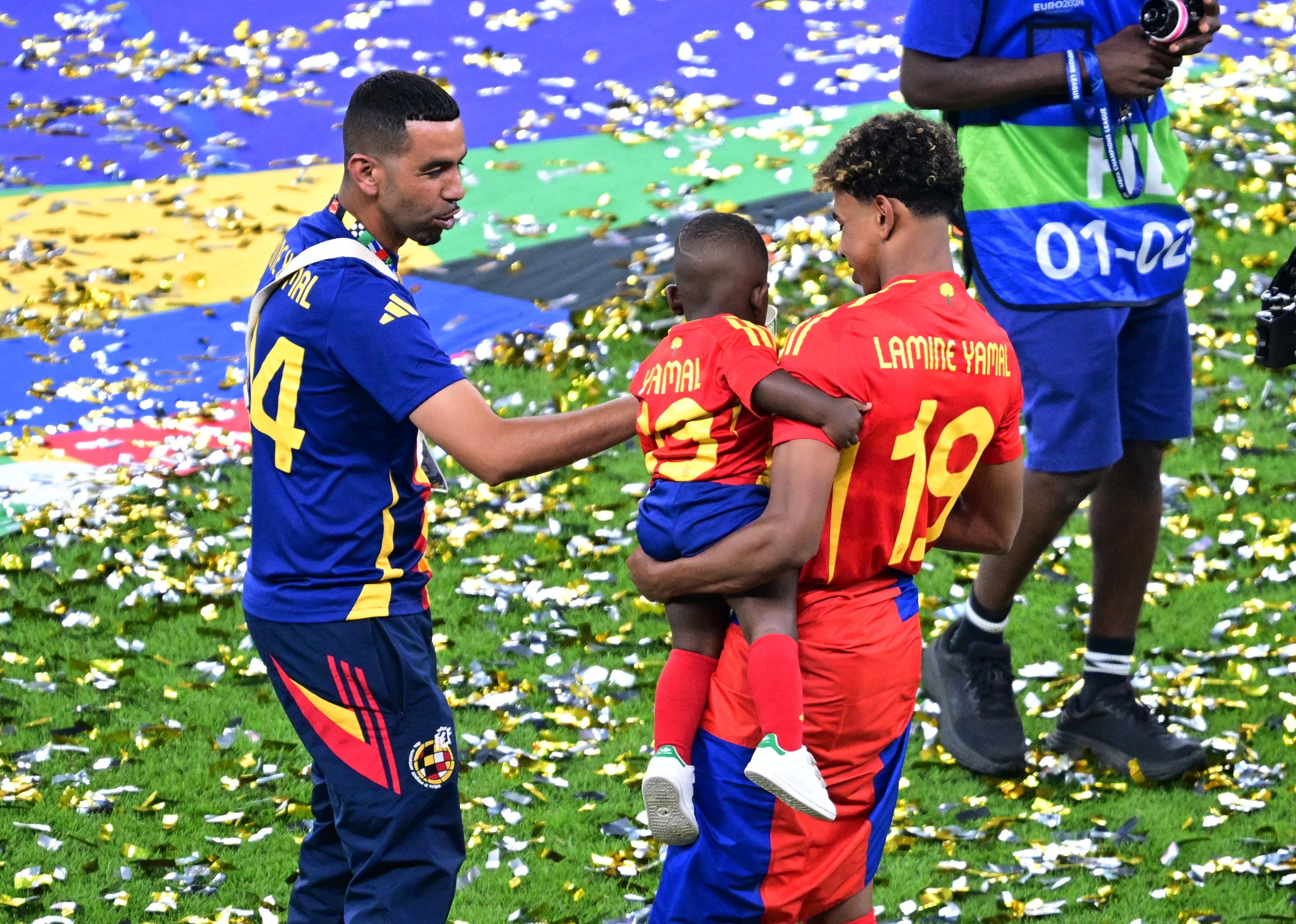 Lamine Yamal junto a su padre y su hermano en la final de la Eurocopa (Angelika Warmuth, REUTERS)