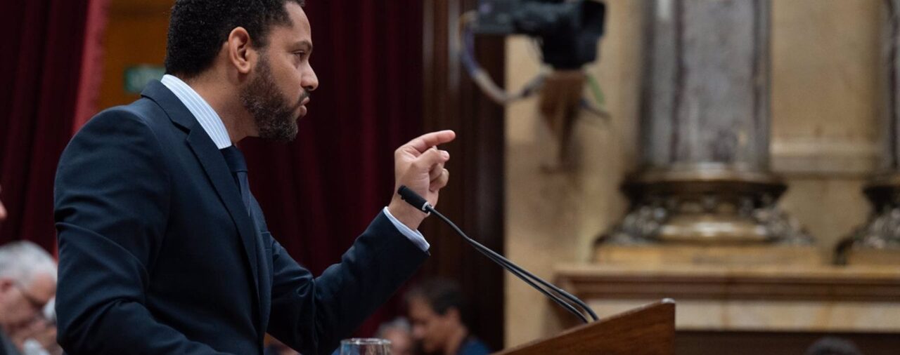 El Constitucional admite el recurso de amparo de Vox contra el voto delegado de Puigdemont y Puig en el Parlament