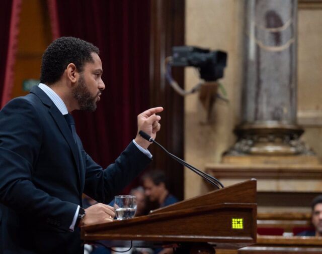 El Constitucional admite el recurso de amparo de Vox contra el voto delegado de Puigdemont y Puig en el Parlament