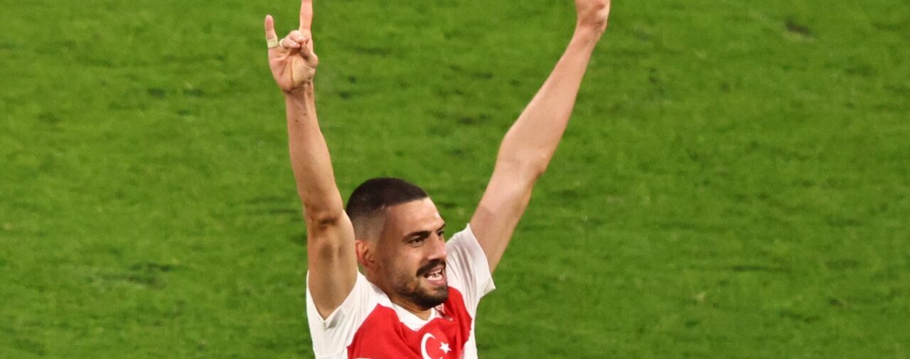 El goleador de Turquía fue sancionado con dos fechas de suspensión por su polémico festejo ante Austria: qué significa el “saludo del lobo”