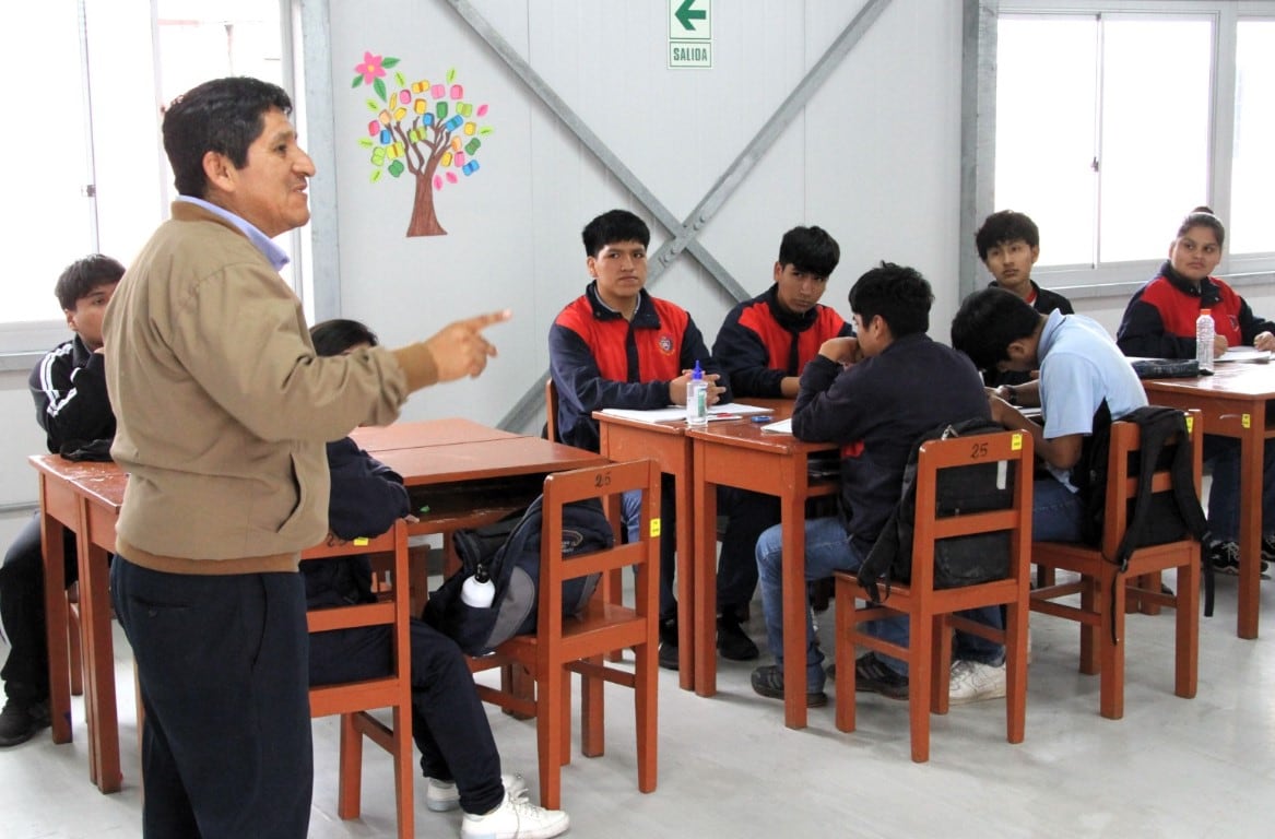 Profesor peruano dando clases