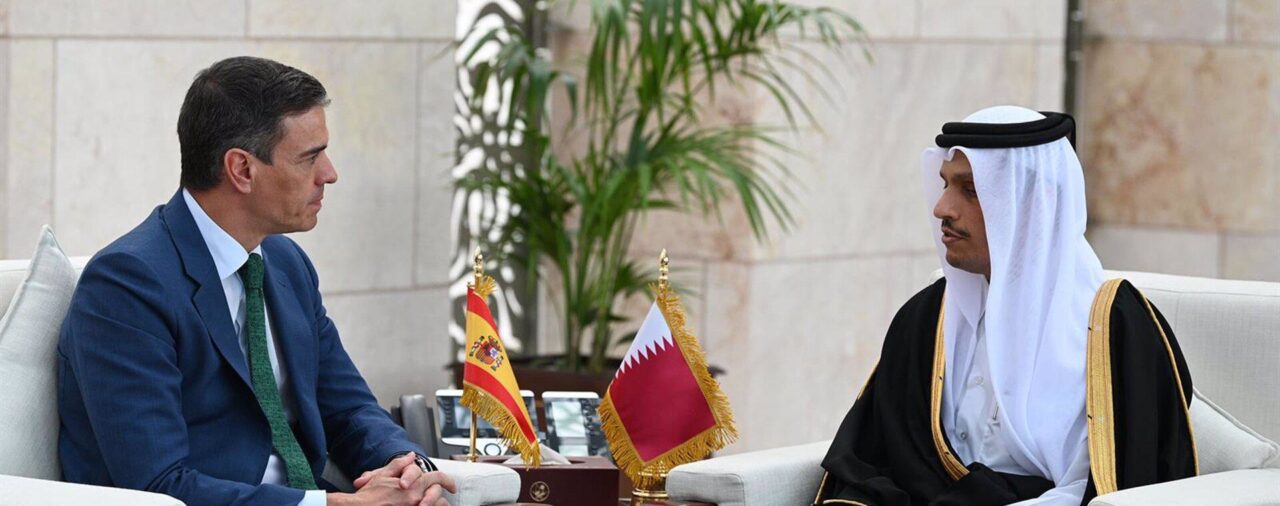 La JEC multa a Sánchez con 1.500 euros por apoyar a Illa con el lema del PSC en una rueda de prensa desde Doha