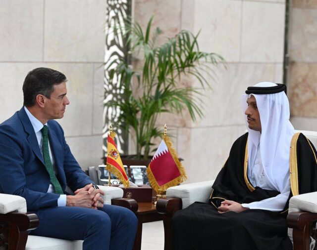 La JEC multa a Sánchez con 1.500 euros por apoyar a Illa con el lema del PSC en una rueda de prensa desde Doha