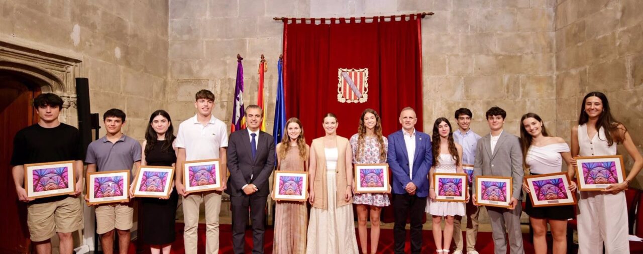 Prohens recibe a los estudiantes con mejores notas de la EBAU, "el mejor ejemplo de la cultura del esfuerzo"