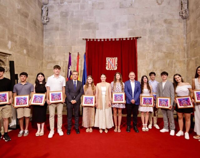 Prohens recibe a los estudiantes con mejores notas de la EBAU, "el mejor ejemplo de la cultura del esfuerzo"