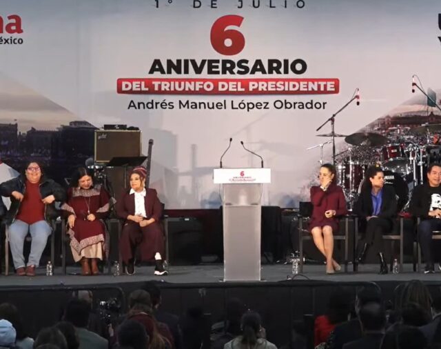Tarde, con lluvia, pero sin AMLO: morenistas celebran por sexta ocasión la victoria del 1 de julio de 2018