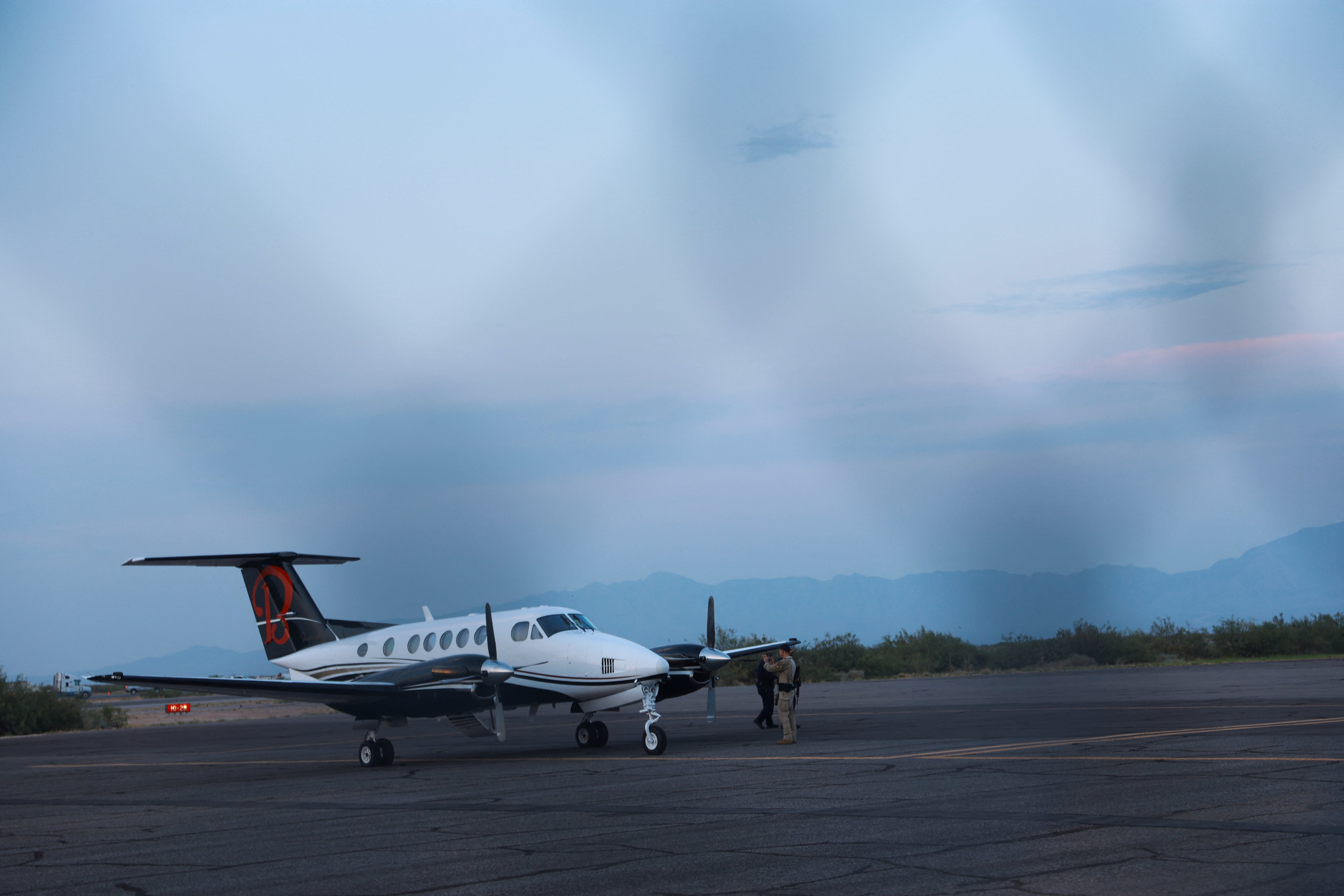 Un avión que se cree transportaba al capo de la droga mexicano Ismael "El Mayo" Zambada y a Joaquín Guzmán López, hijo del ex socio de Zambada, Joaquín "El Chapo" Guzmán, quienes fueron arrestados en El Paso, Texas, es visto en la pista del aeropuerto privado del condado de Dona Ana, en Santa Teresa, Nuevo México, EE. UU., el 25 de julio de 2024. REUTERS/Jose Luis Gonzalez