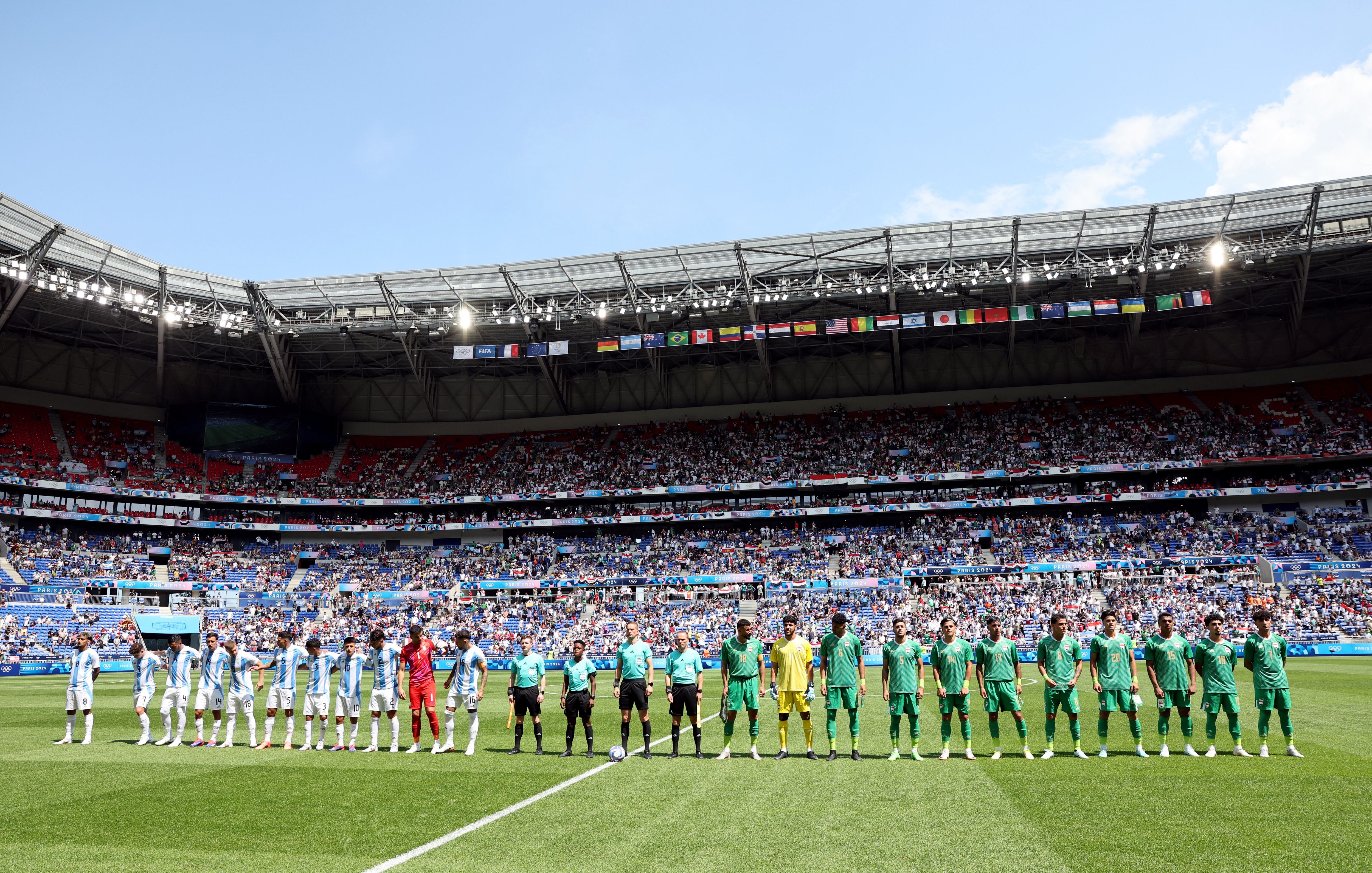 Paris 2024 Olympics - Football - Men's Group B - Argentina vs Iraq - Lyon Stadium, Dcines-Charpieu, France - July 27, 2024. General view as the teams and match officials line up during the national anthems before the match. REUTERS/Nir Elias