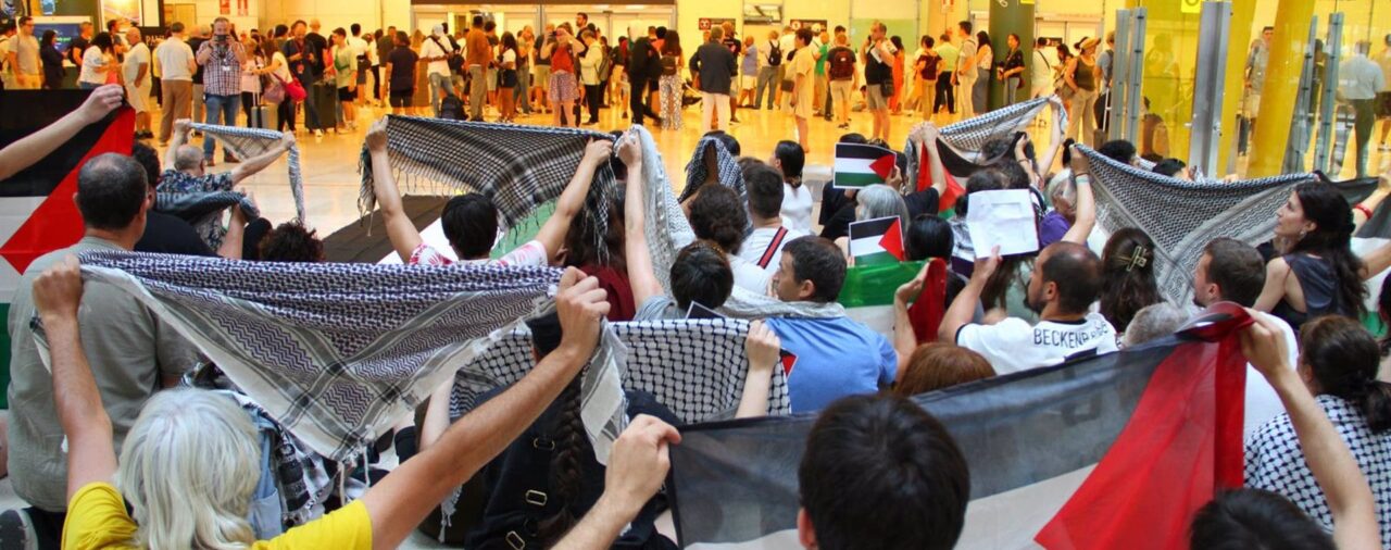Un centenar de personas protestan en el Aeropuerto Madrid-Barajas para exigir al Gobierno romper relaciones con Israel