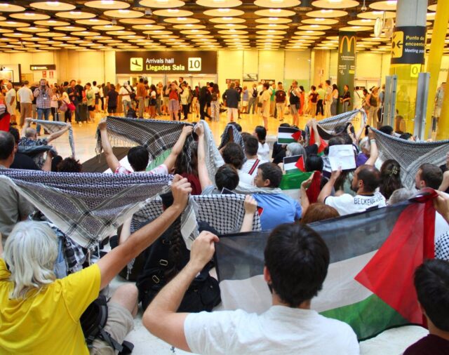 Un centenar de personas protestan en el Aeropuerto Madrid-Barajas para exigir al Gobierno romper relaciones con Israel