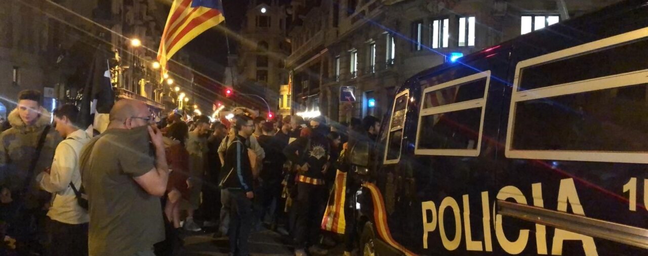 Un juez archiva el procedimiento a los 46 policías investigados por las cargas del 1-O en Barcelona gracias a la ley de Amnistía